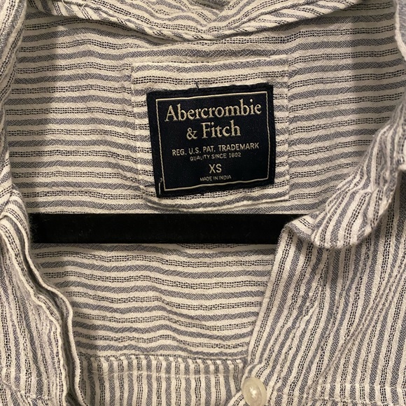 A&F long sleeve crop button-up top with cinch waist. - Picture 3 of 4